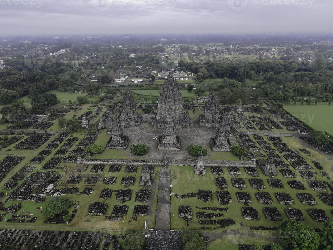 vista aérea do complexo de templos prambanan bela paisagem em yogyakarta, indonésia foto
