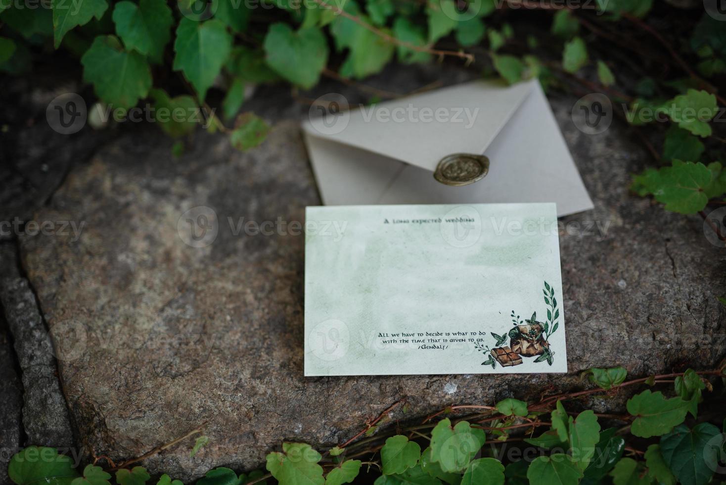 convite de casamento em um envelope cinza sobre uma mesa foto