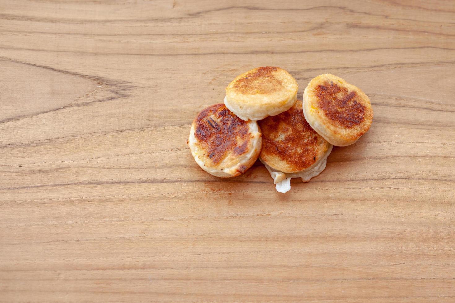 khanom babin ou panquecas de coco de estilo tailandês sobremesas tailandesas feitas de coco e farinha com um sabor doce e de nozes. foto