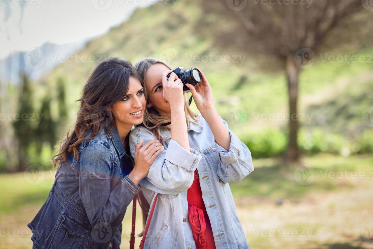 duas mulheres jovens turista tirando fotos ao ar livre