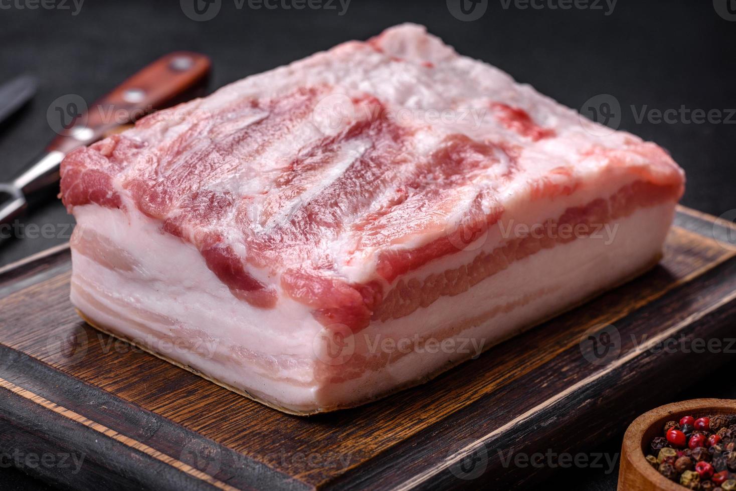 banha de porco salgada gorda close-up banha caseira em uma placa de madeira foto