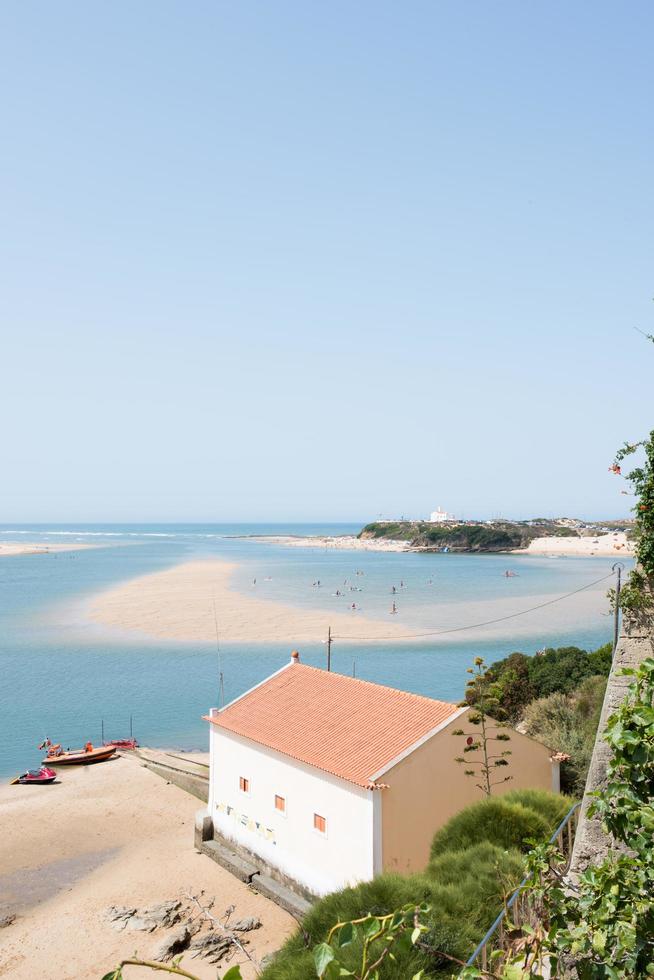 vista aérea de uma praia alentejana em um dia ensolarado. céu azul. Portugal foto