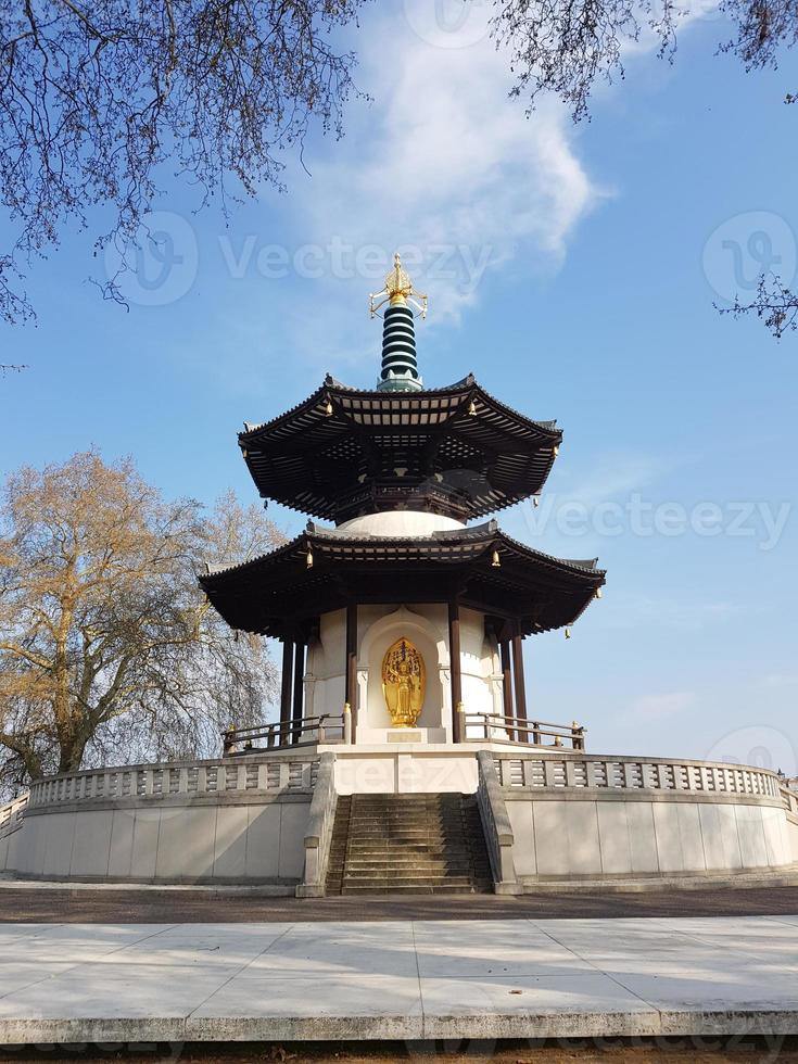 templo pagode da paz no parque de batersea pelo rio tâmisa, londres, reino unido foto