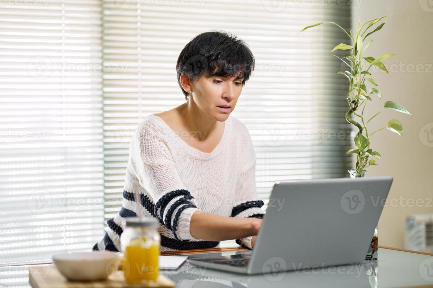 mulher trabalhando em casa com seu laptop. foto