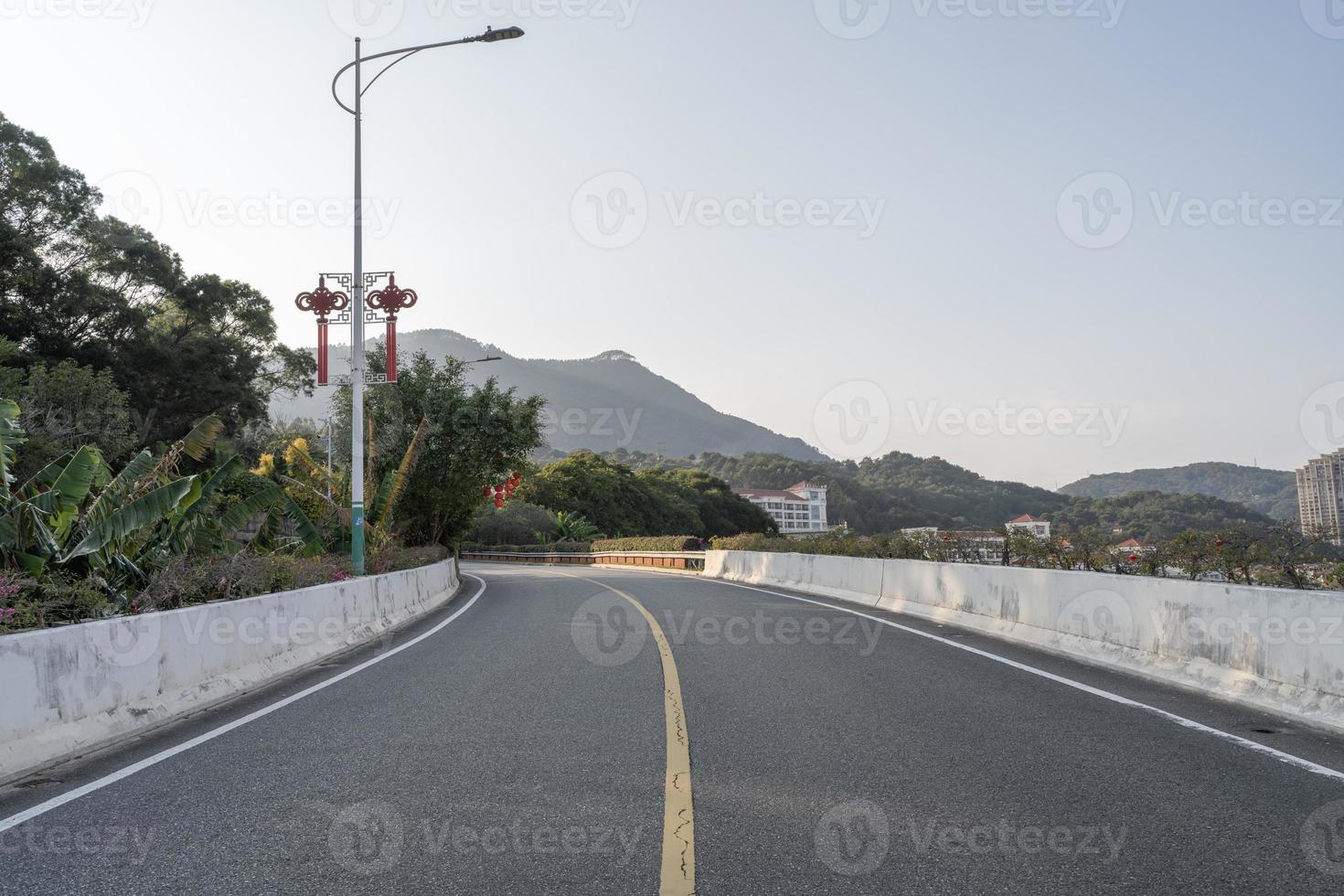 uma estrada da cidade na frente leva à distância foto