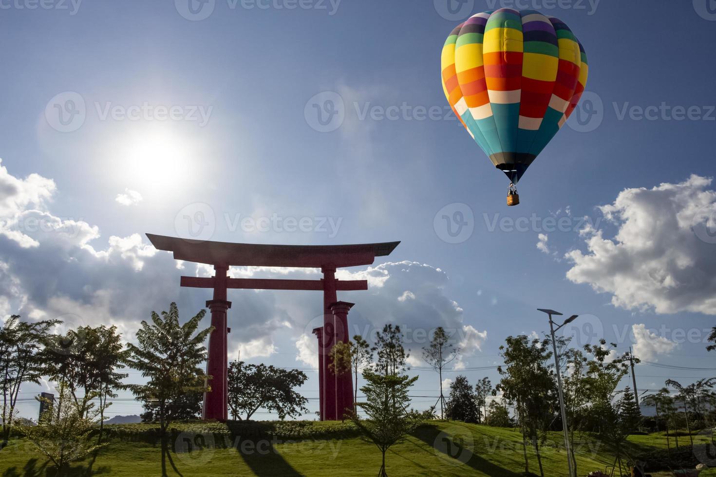 17 de novembro de 2019 hinoki lans stone gate and balloon, chai prakan district, província de chiang mai, tailândia foto