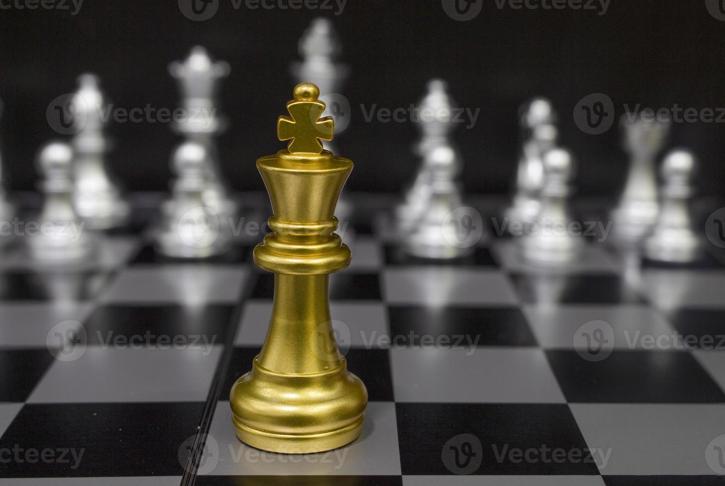 xadrez rei de ouro. conceito de estratégia da empresa, vitória nos negócios foto