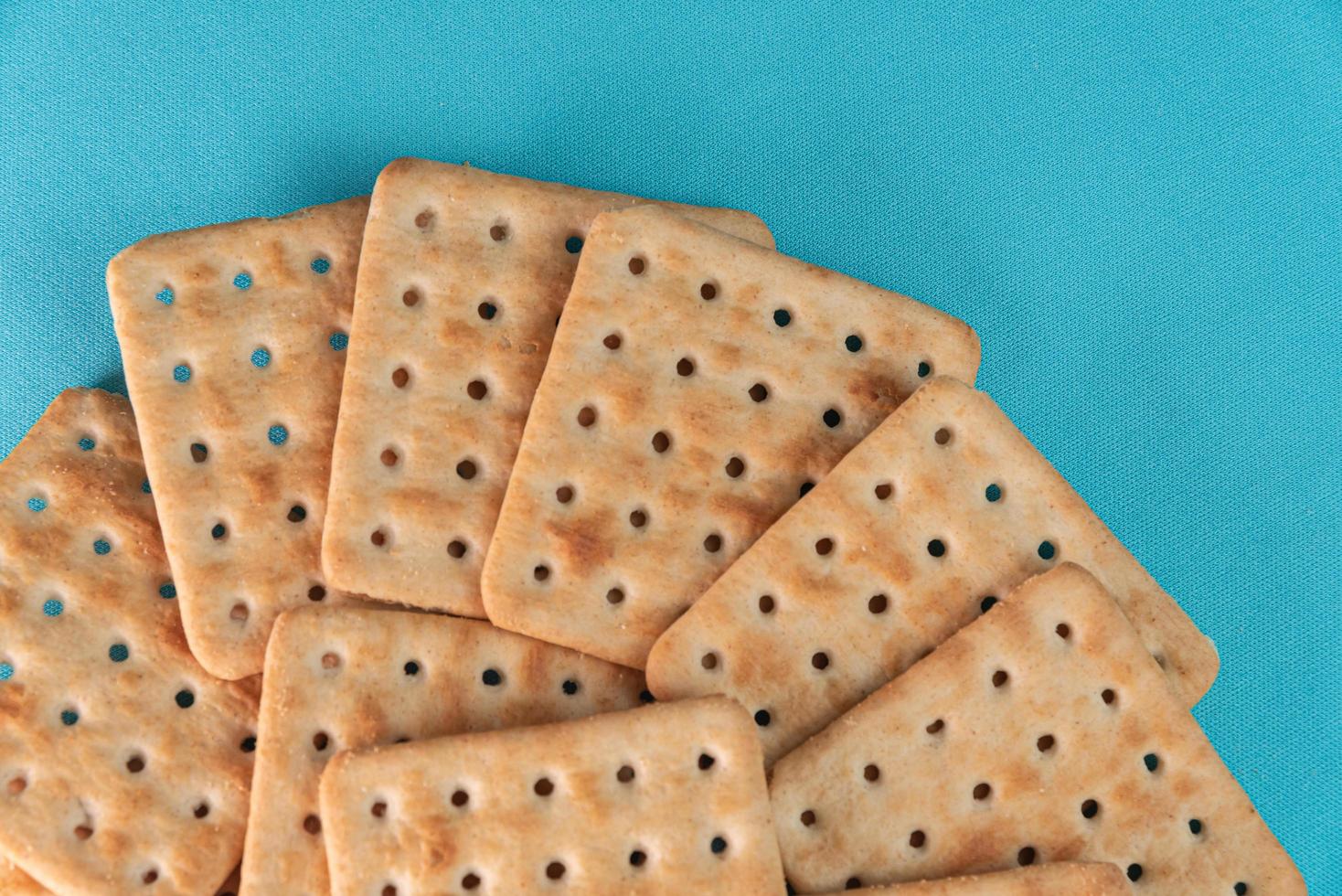 biscoitos de sal no fundo azul foto