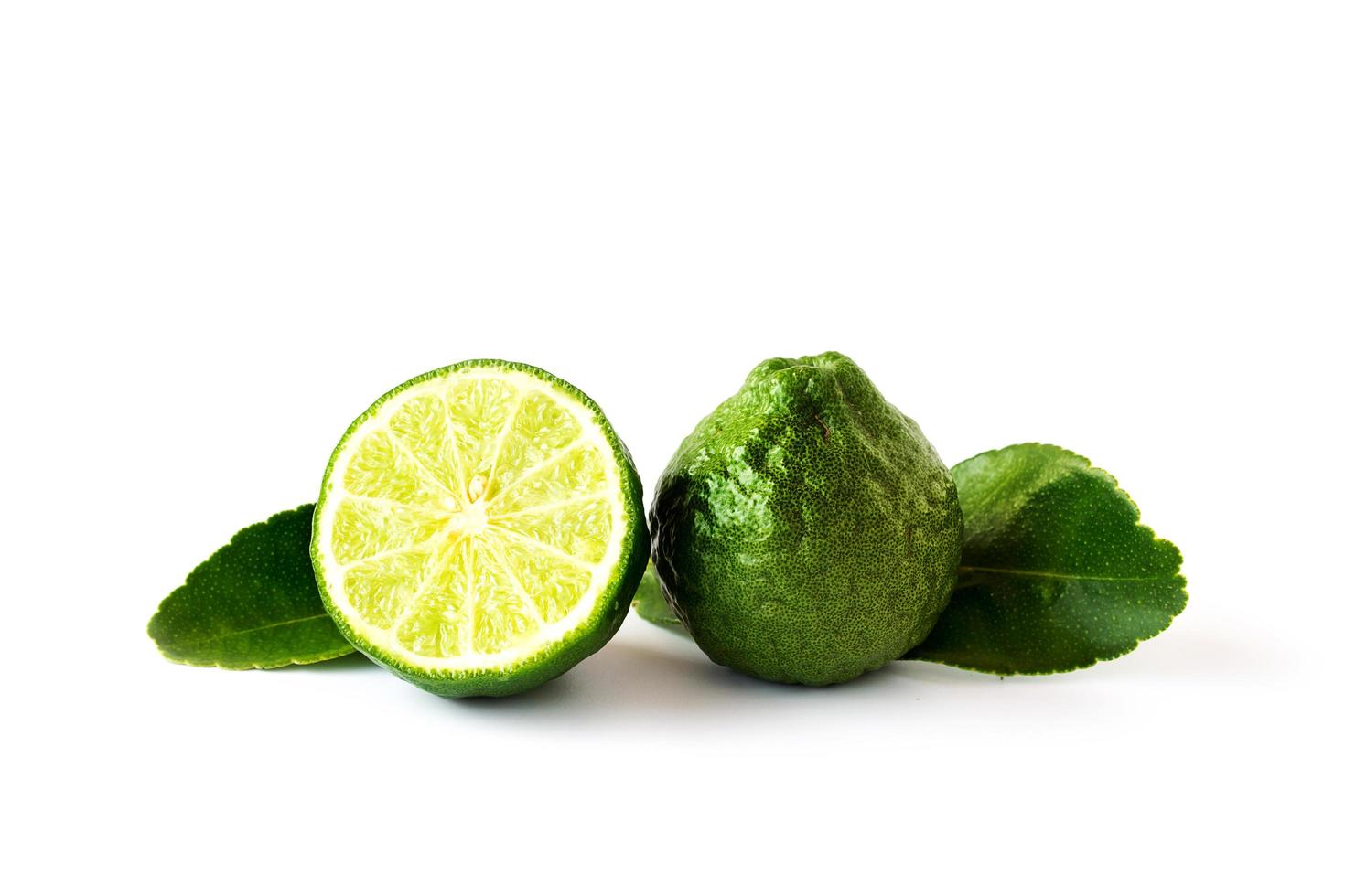 frutas de bergamota em um fundo branco foto