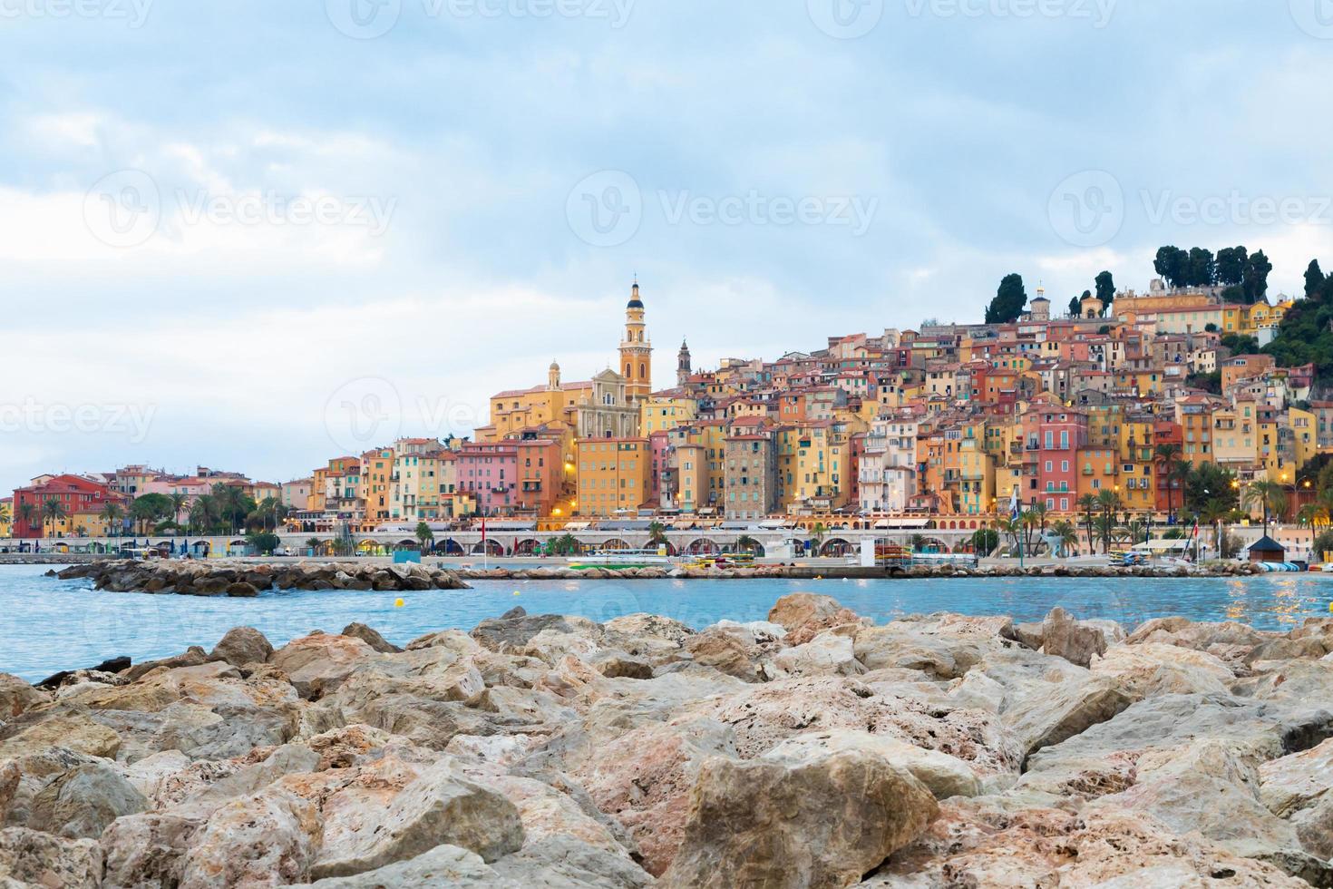 menton, na riviera francesa, chamada costa azur, localizada no sul da França ao nascer do sol foto