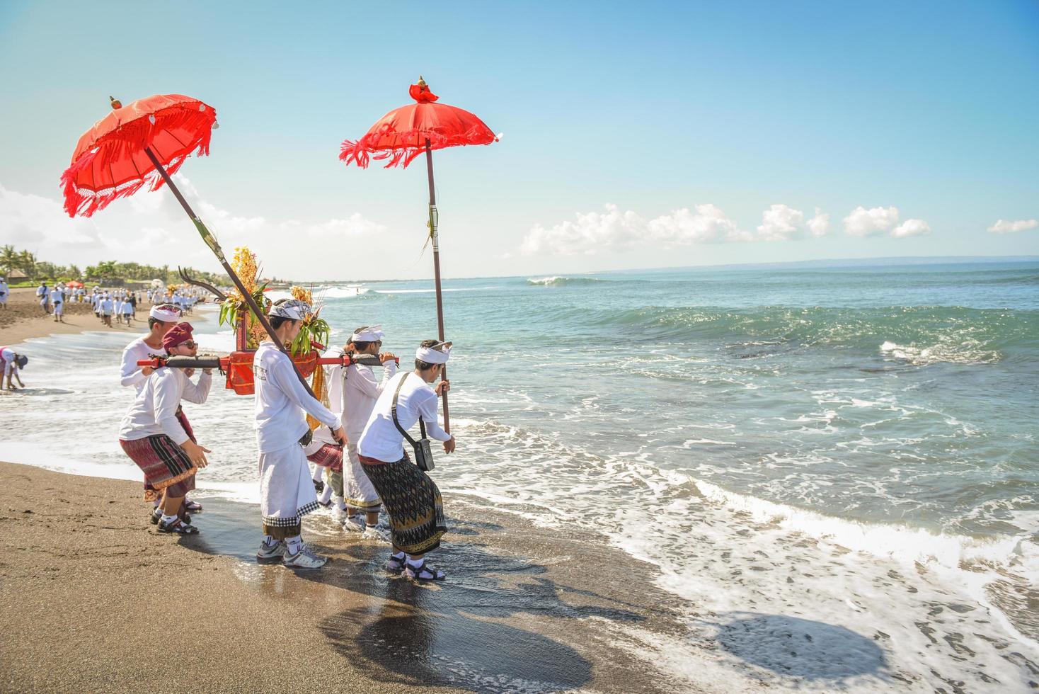 sanur, bali, indonésia, 2015 - melasti é uma cerimônia e um ritual hindu de purificação balinesa foto