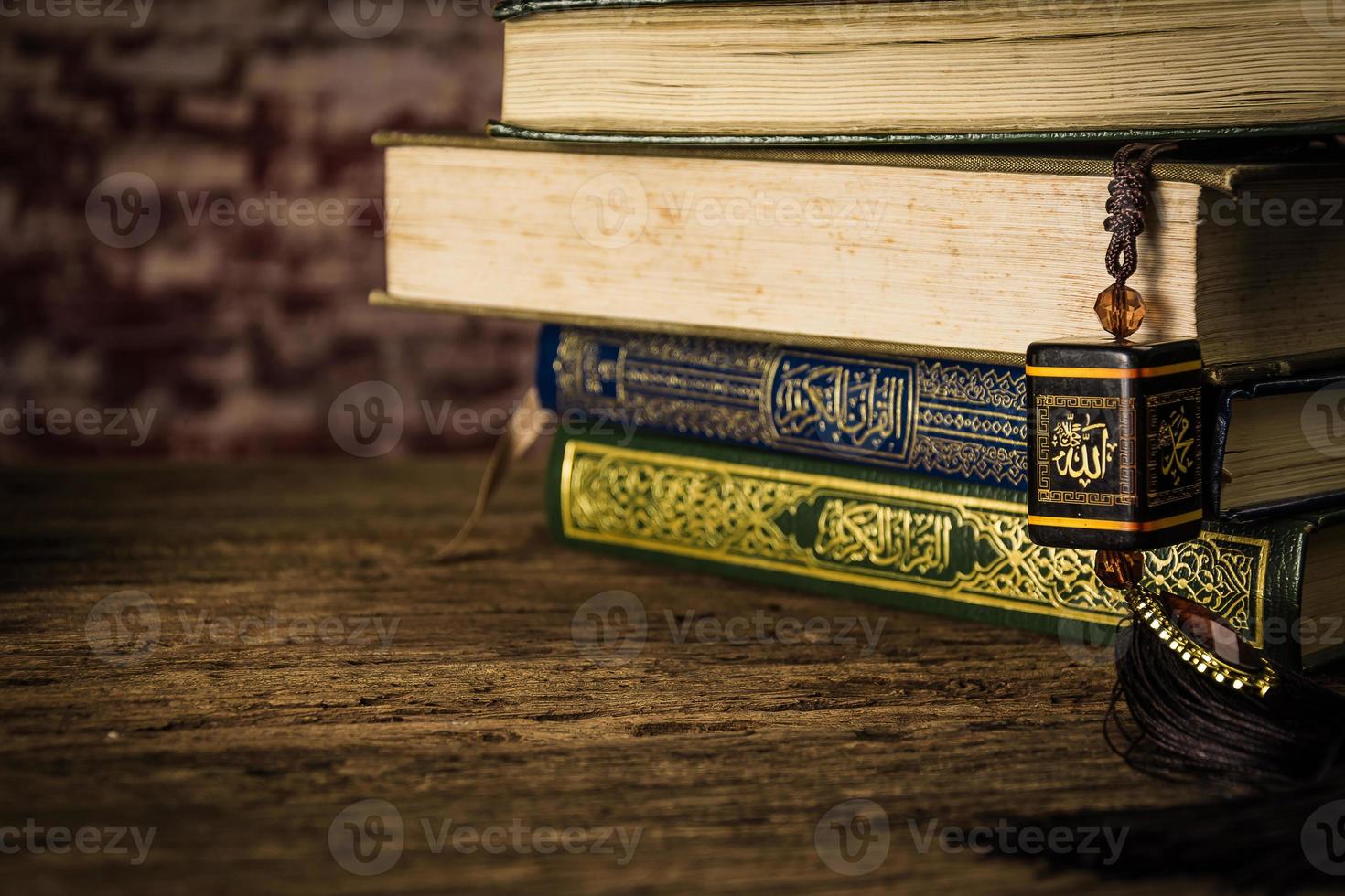 allah deus do islã com alcorão - livro sagrado dos muçulmanos item público de todos os muçulmanos na mesa ainda vida foto