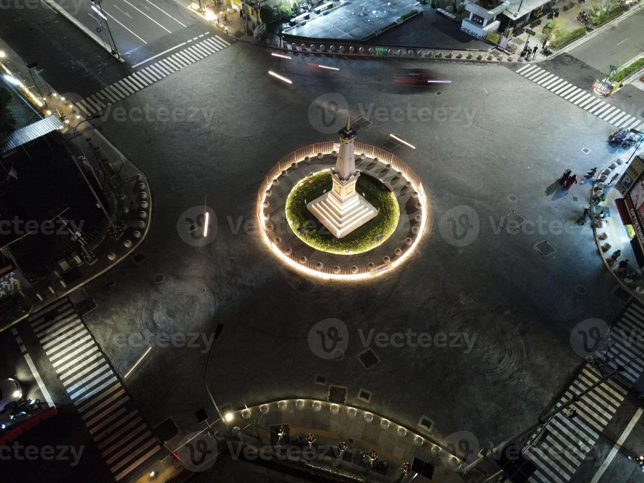 vista aérea do monumento tugu jogja ou yogyakarta, indonésia à noite. yogyakarta, Indonésia - outubro de 2020 foto