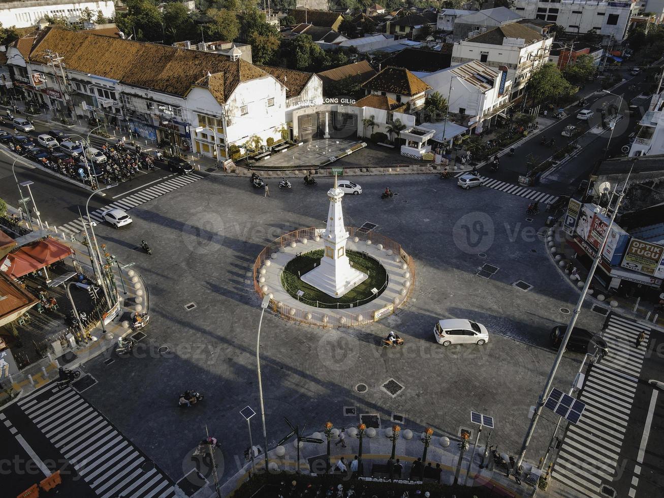 vista aérea do monumento tugu jogja ou yogyakarta, indonésia. yogyakarta, Indonésia - abril de 2021 foto