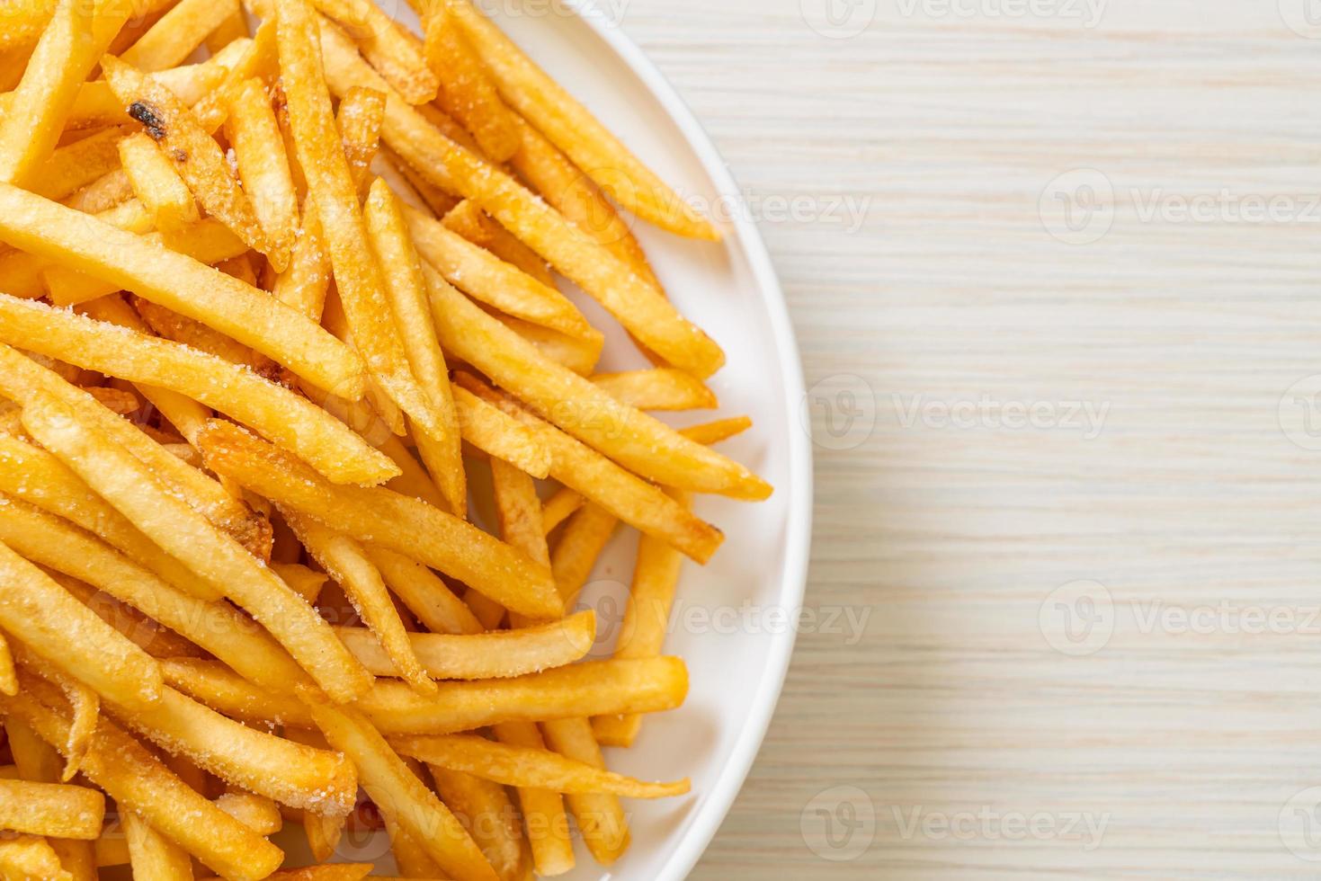 batatas fritas com creme de leite e ketchup foto