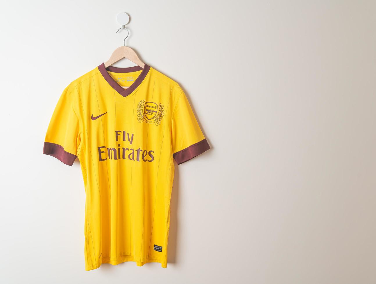 bangkok, tailândia - 18 de janeiro de 2022 - arsenal retro camisa terceira camisa temporada 2011-2012 foto