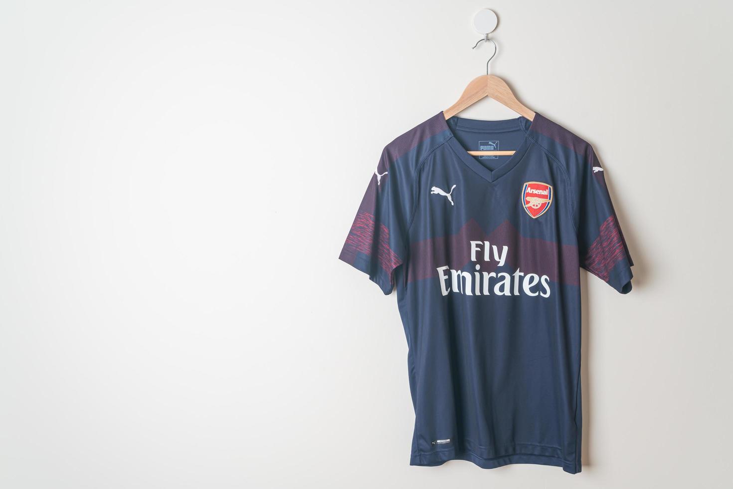 bangkok, tailândia - 18 de janeiro de 2022 - camisa reserva retrô arsenal temporada 2018-2019 foto