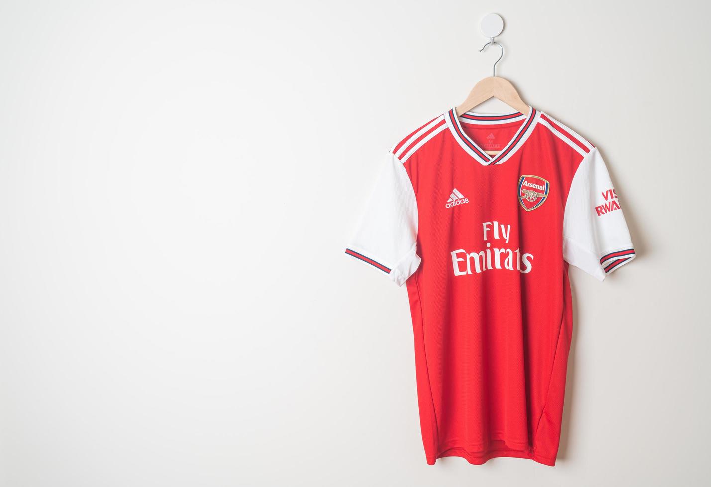 bangkok, tailândia - 18 de janeiro de 2022 - arsenal retro shirt home jersey temporada 2019-2020 foto