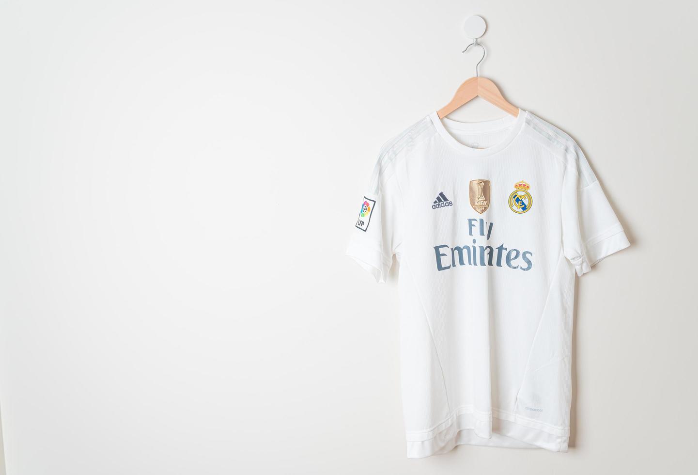 bangkok, tailândia - 18 de janeiro de 2022 - camisa do real madrid camisa titular temporada 2014-2015 foto