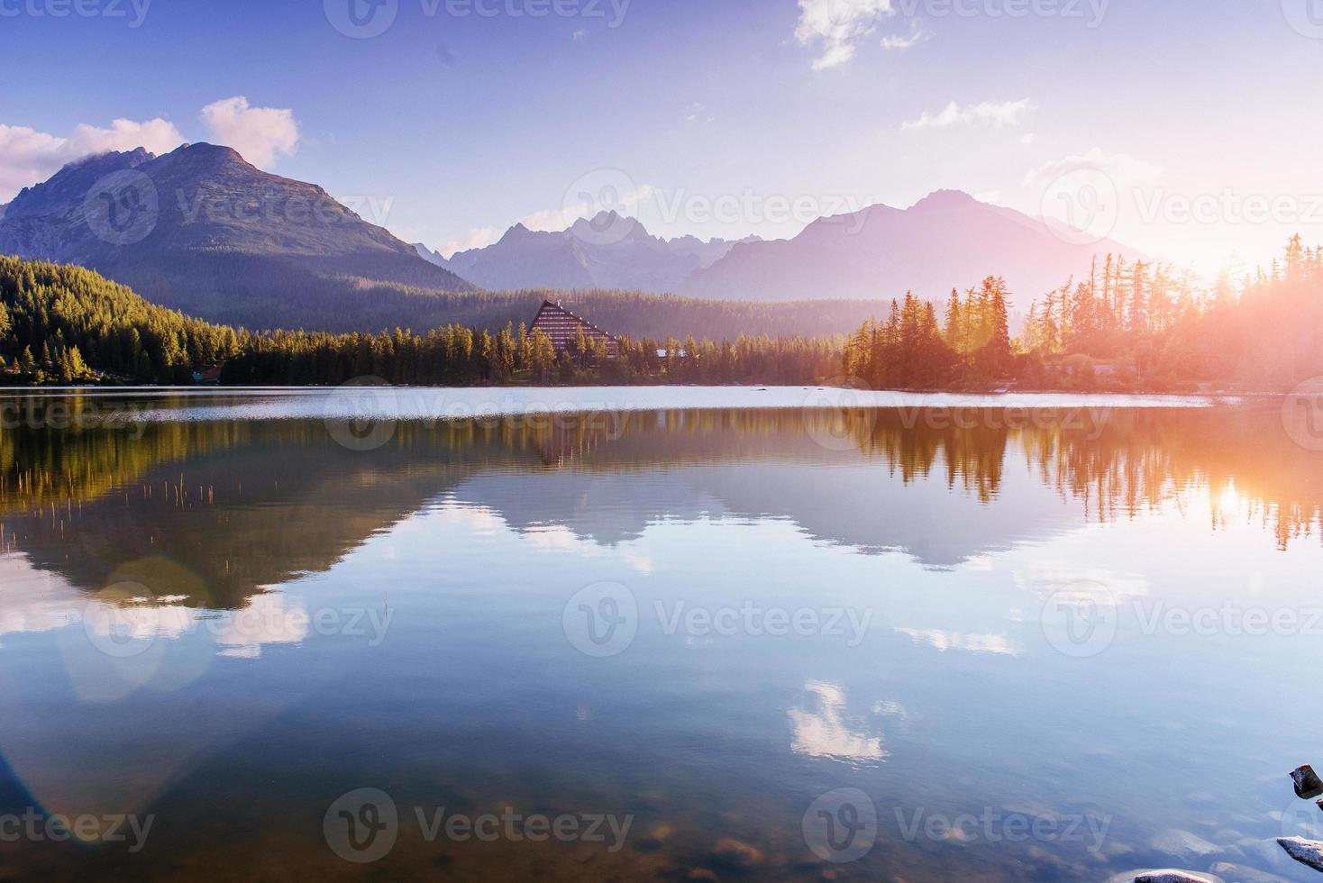 lago strbske pleso na montanha alta tatras, eslováquia europa foto