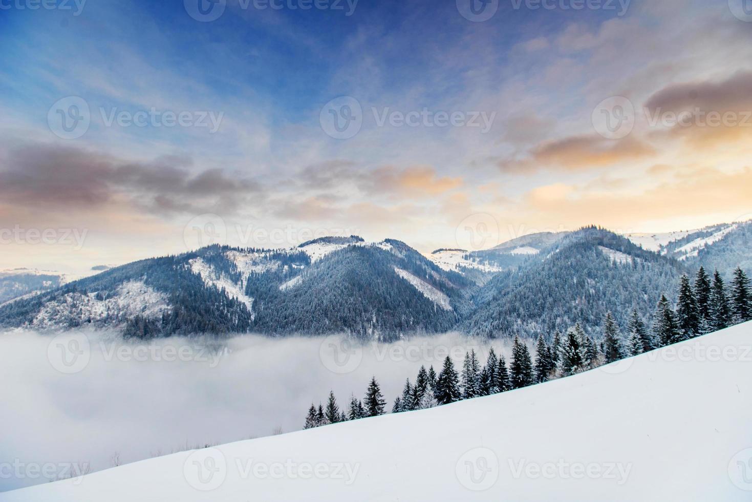 paisagem de inverno com um pôr do sol. ucrânia, as montanhas dos cárpatos foto