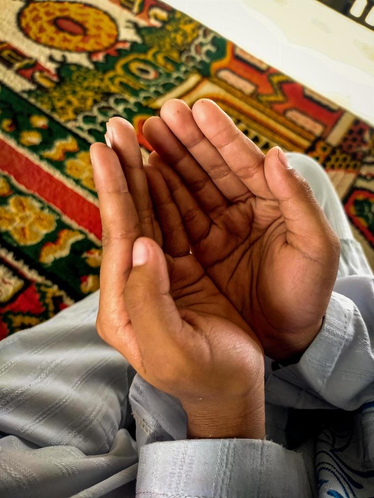 símbolo de uma mão muçulmana enquanto reza foto