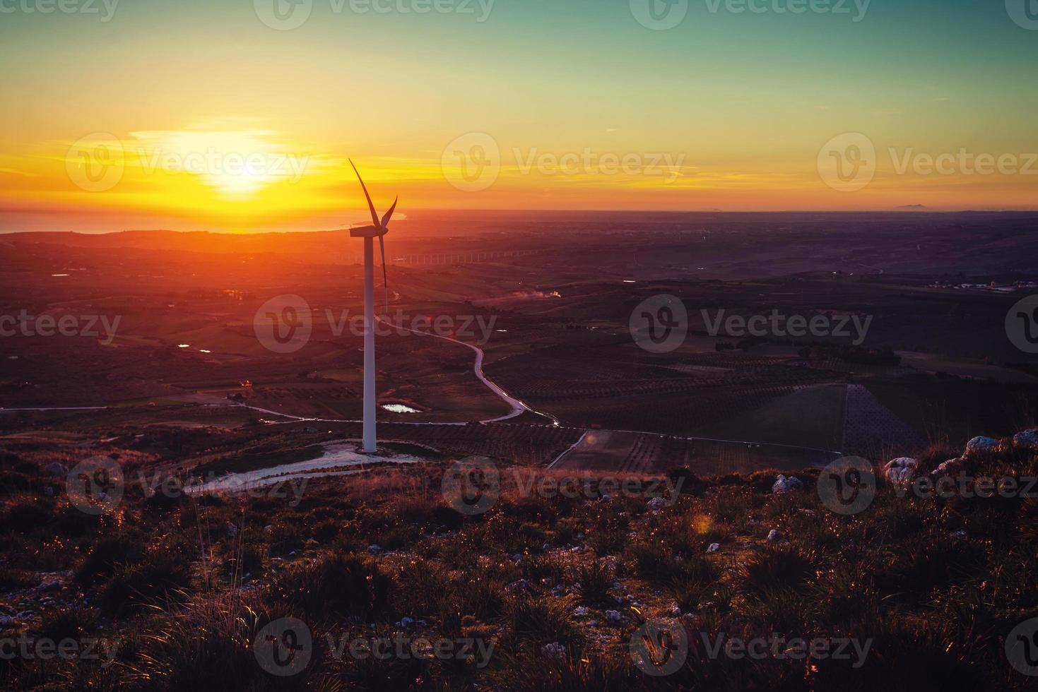 turbinas eólicas solares ao pôr do sol. foto