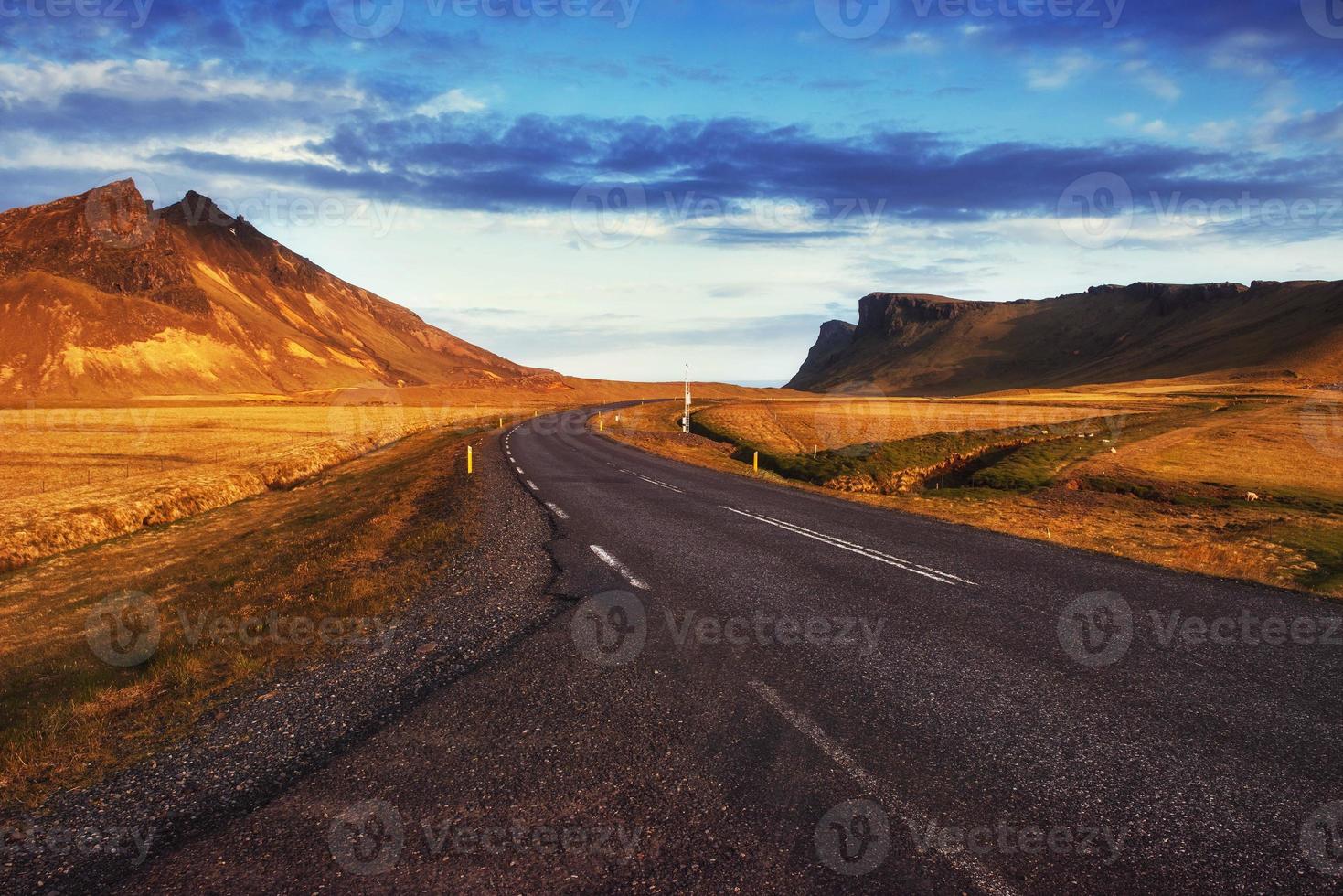 estrada de asfalto para as montanhas. beleza mundo islândia foto