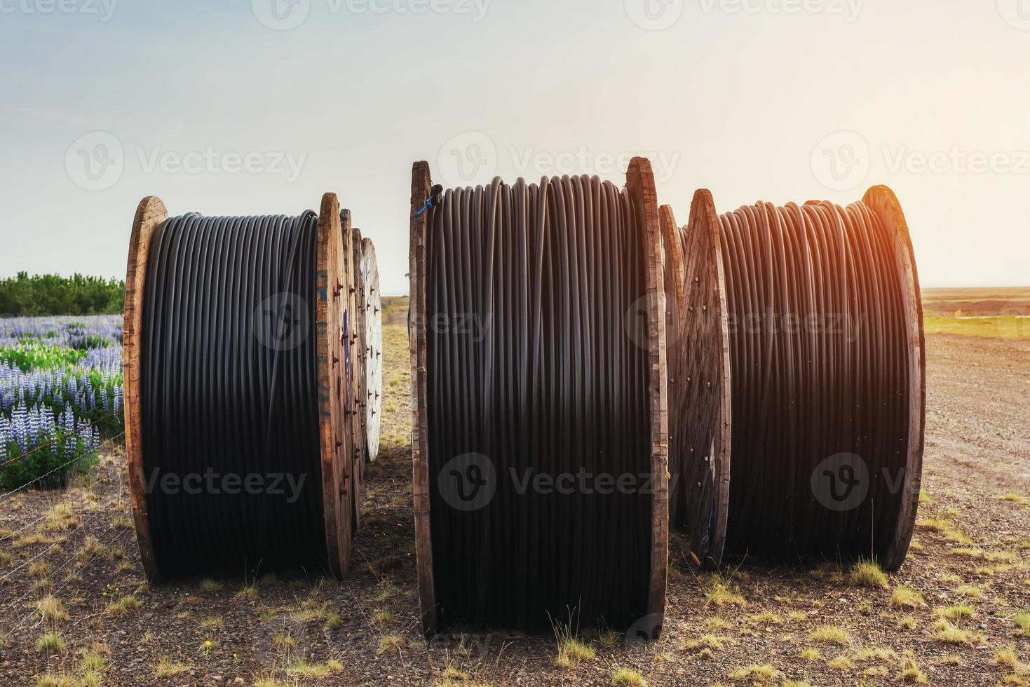 grandes rolos de fios contra o céu azul ao pôr do sol. foto