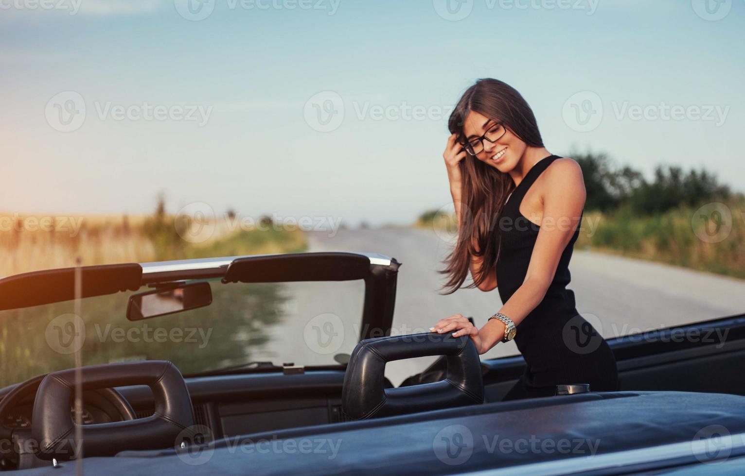 jovem em uma sessão de fotos. ela alegremente posando foto