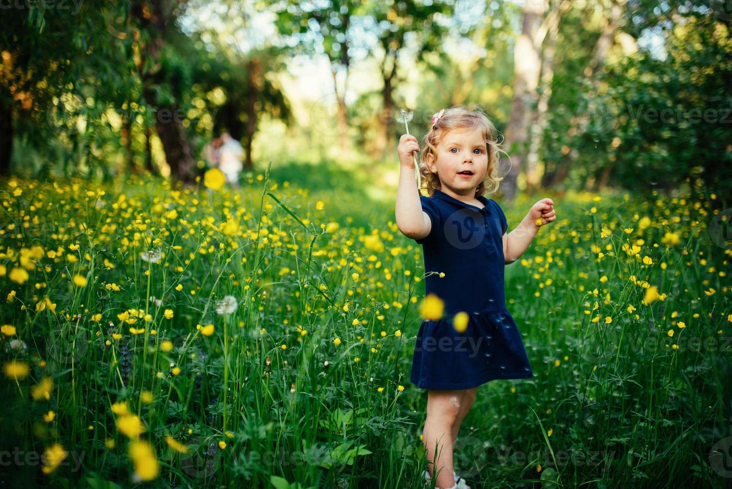 criança brincando ao ar livre na grama foto