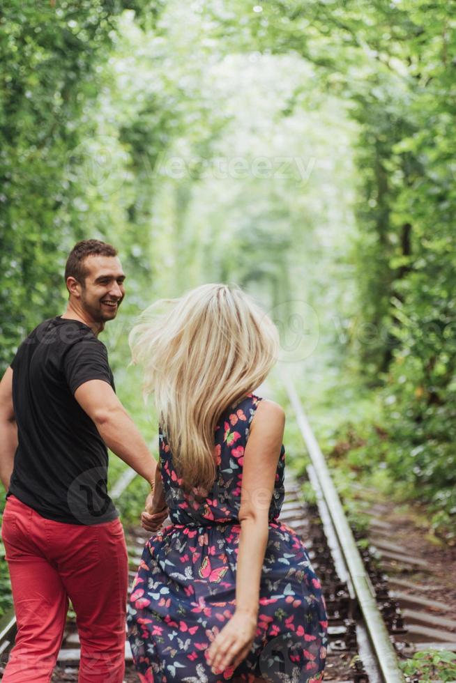 casal apaixonado no amor túnel estrada de ferro foto