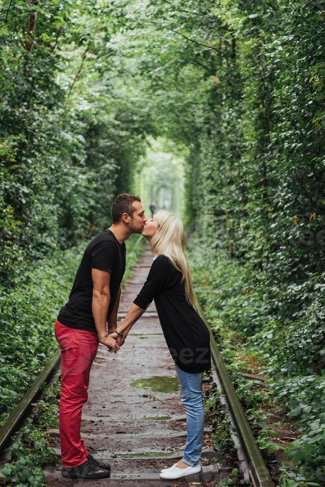 casal apaixonado na estrada de ferro. Ucrânia. foto