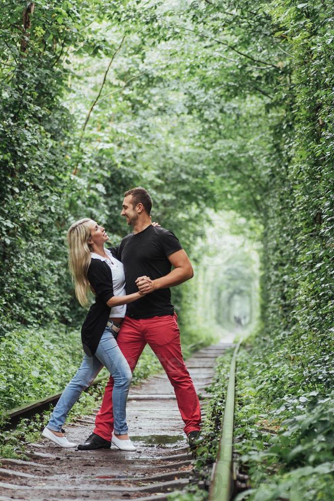 casal apaixonado na estrada de ferro. Ucrânia. foto