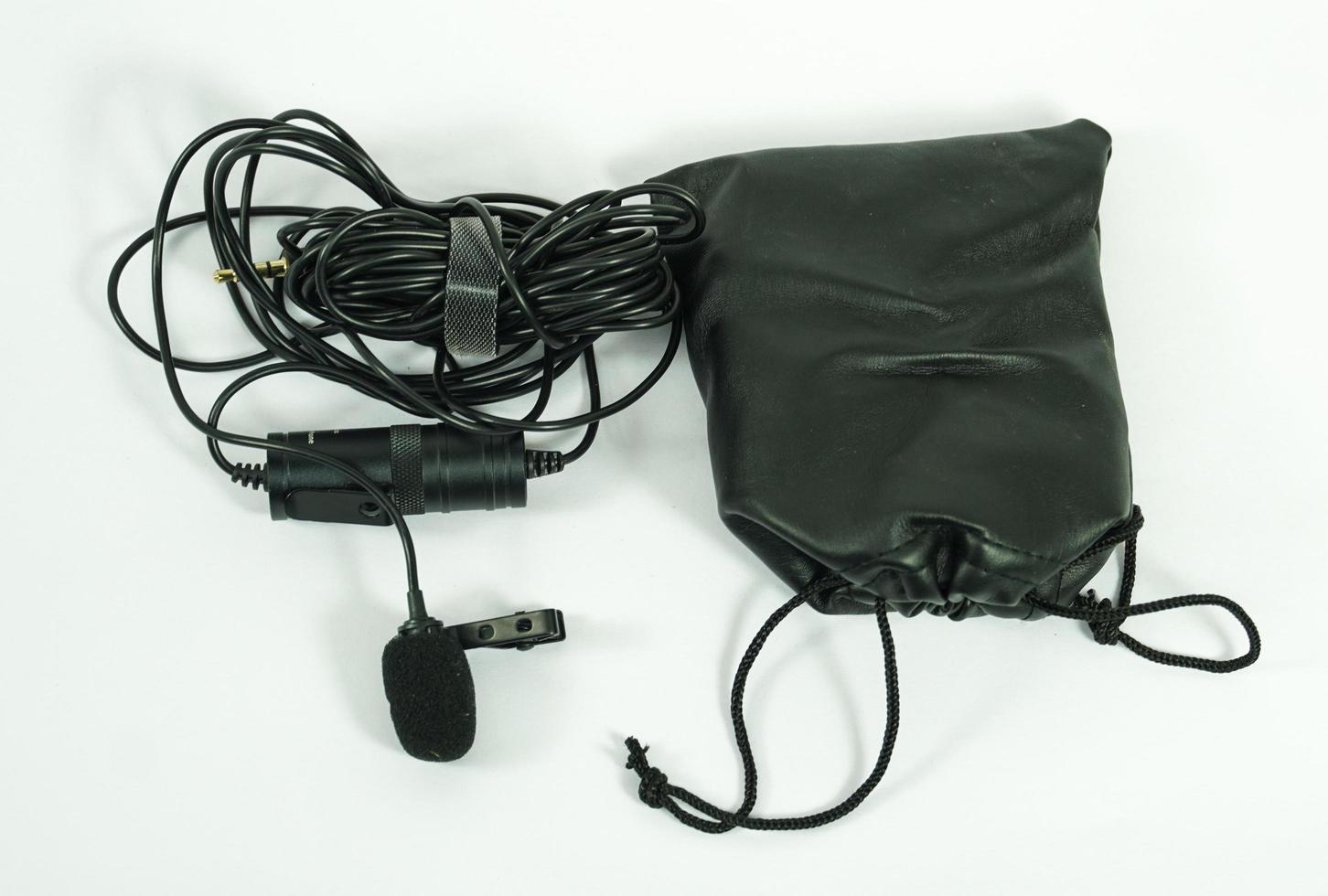microfone de lapela em uma imagem de microfone de bolsa em fundo branco foto