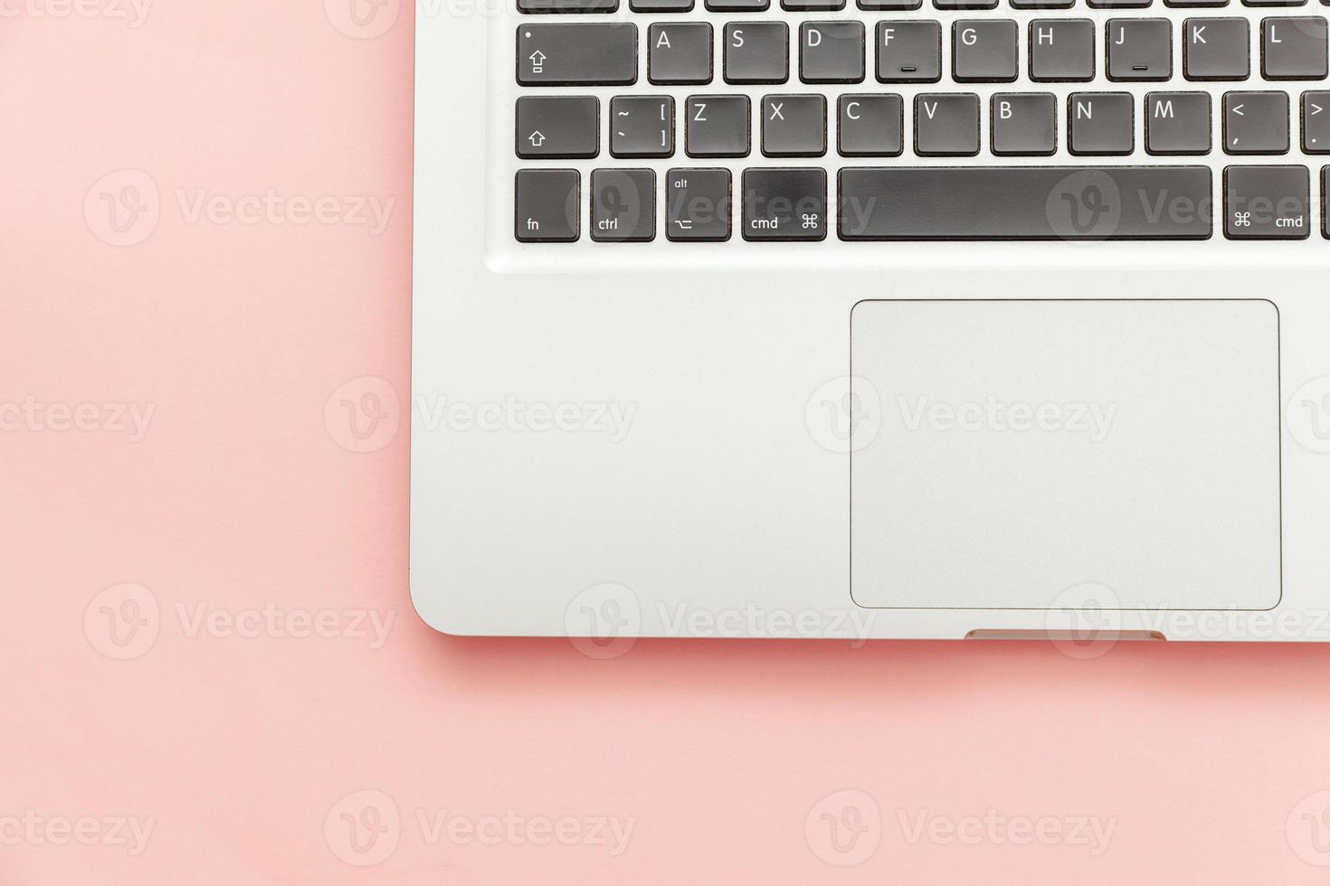 computador portátil teclado isolado no fundo rosa pastel mesa. tecnologia da informação moderna e avanços de software foto