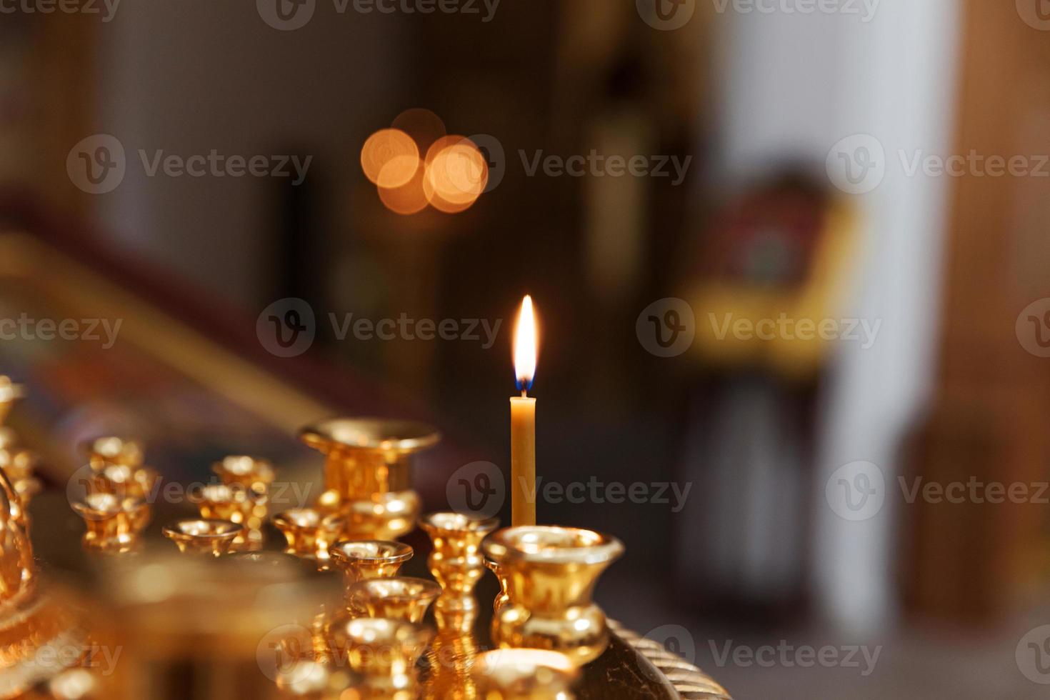 Igreja Ortodoxa. cristandade. decoração de interiores festiva com velas acesas e ícone na tradicional igreja ortodoxa na véspera de páscoa ou natal. religião fé rezar símbolo. foto
