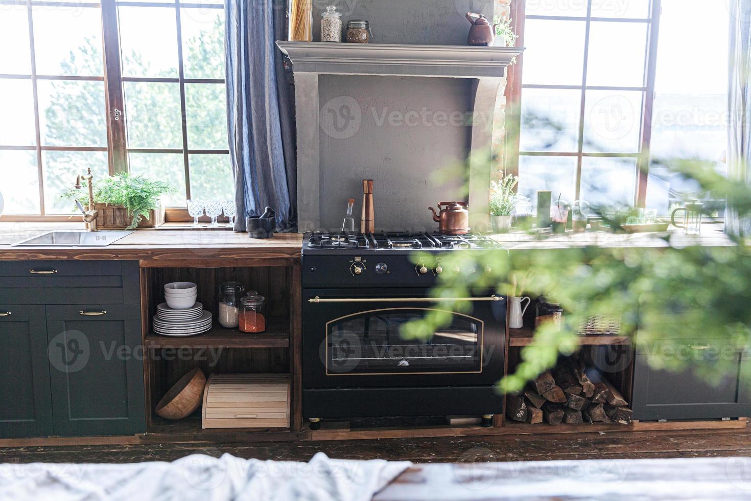 cozinha cinza escuro minimalista clássica escandinava com detalhes em madeira. decoração de cozinha cinza moderna loft elegante com design de interiores de estilo contemporâneo limpo. foto