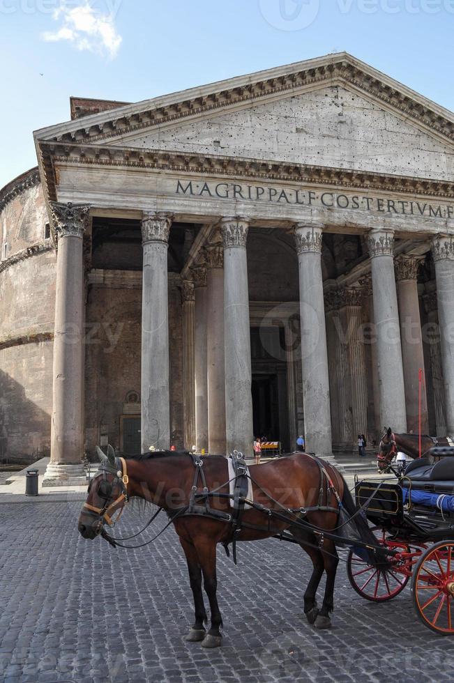 cavalo na frente do templo do panteão para todos os deuses roma itália foto