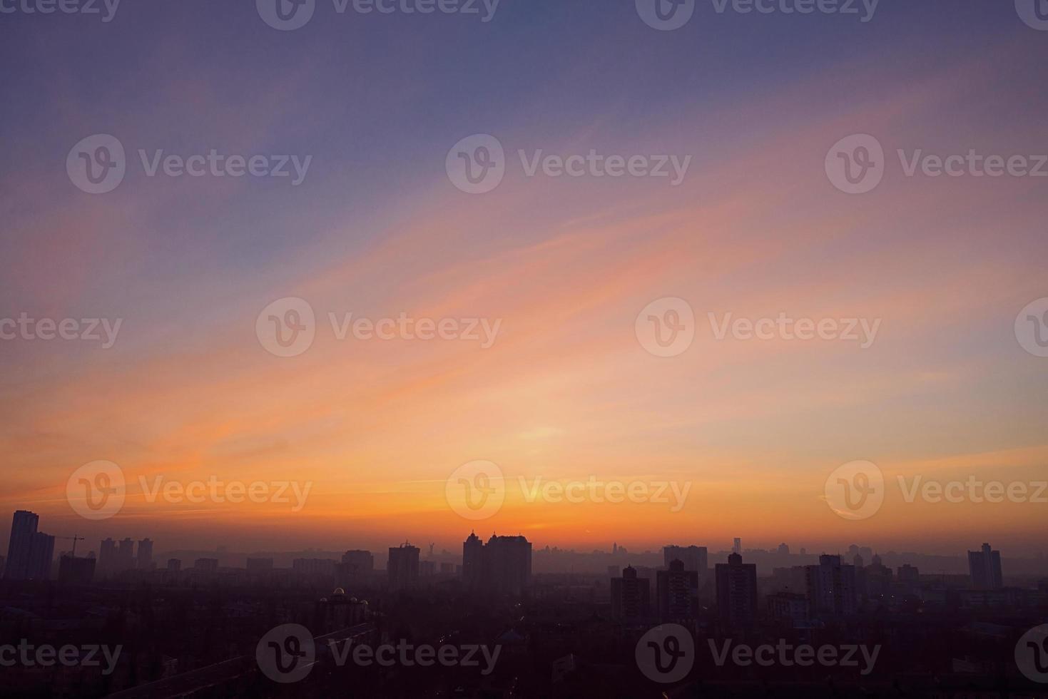 paisagem urbana de kyiv ao pôr do sol pela janela foto