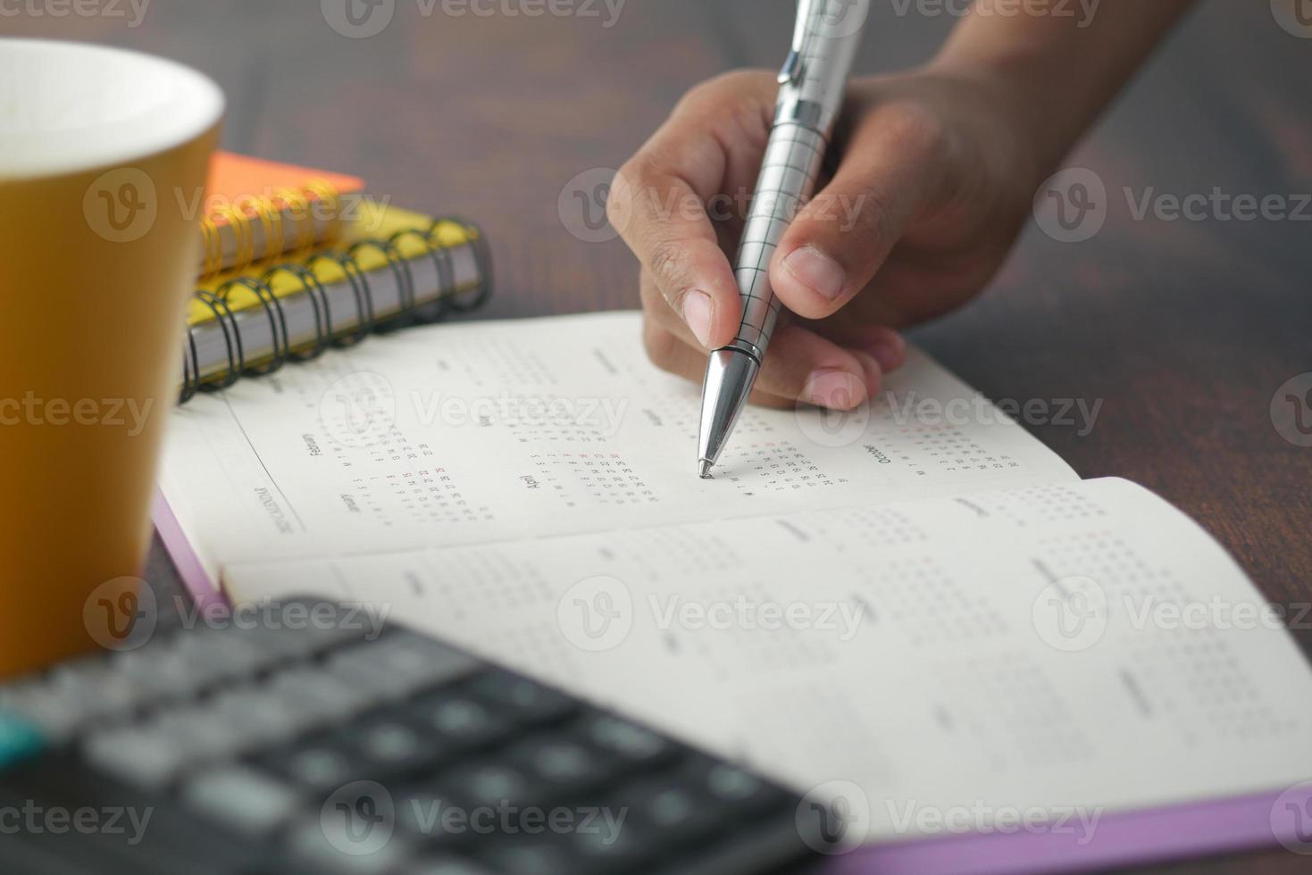 conceito de prazo com marca vermelha na data do calendário foto