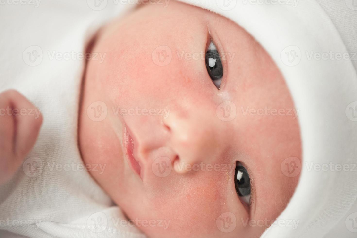 rosto bebê em um chapéu branco foto