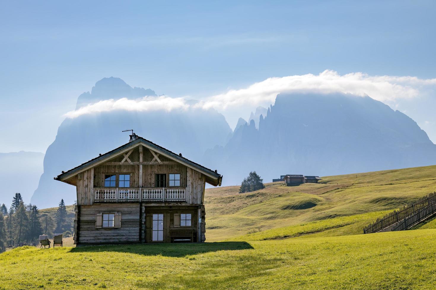 fie allo sciliar, tirol do sul, itália - 8 de agosto vista de um edifício típico tirolês perto de fie allo sciliar, tirol do sul, itália em 8 de agosto de 2020 foto