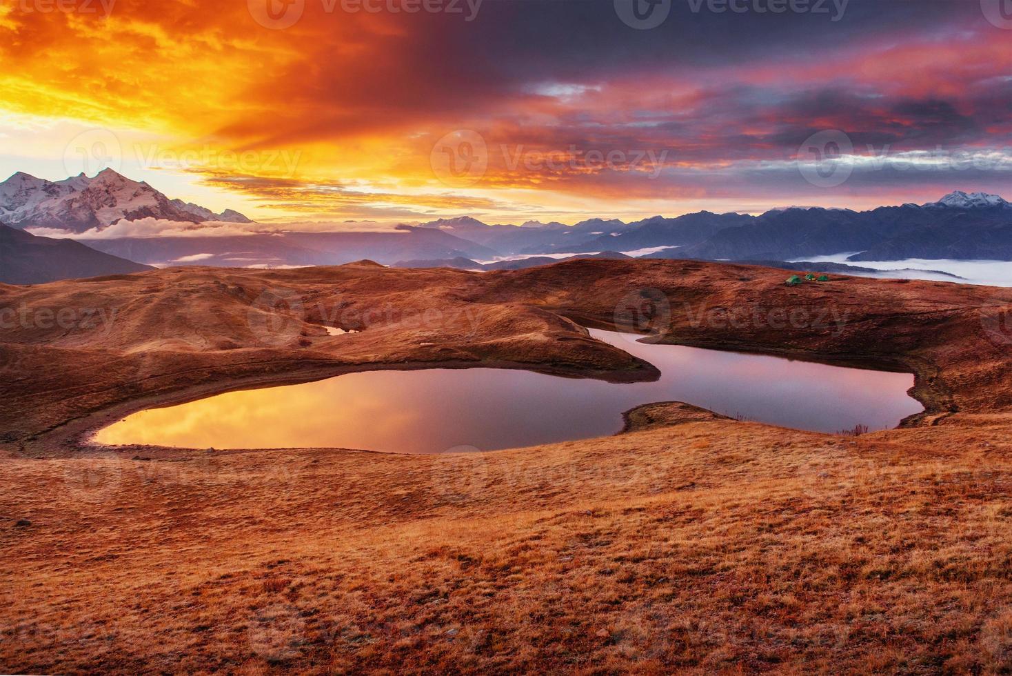 pôr do sol na montanha Lago koruldi. Upper Svaneti, Geórgia, Europa. foto