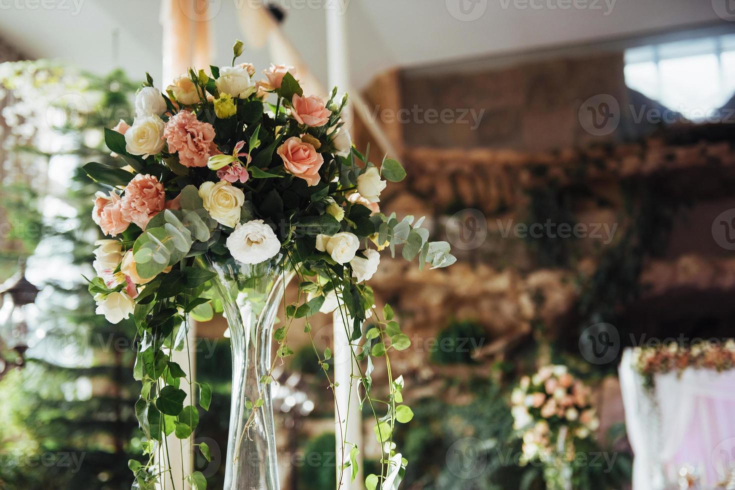 mesas decoradas de luxo no salão do casamento. foto