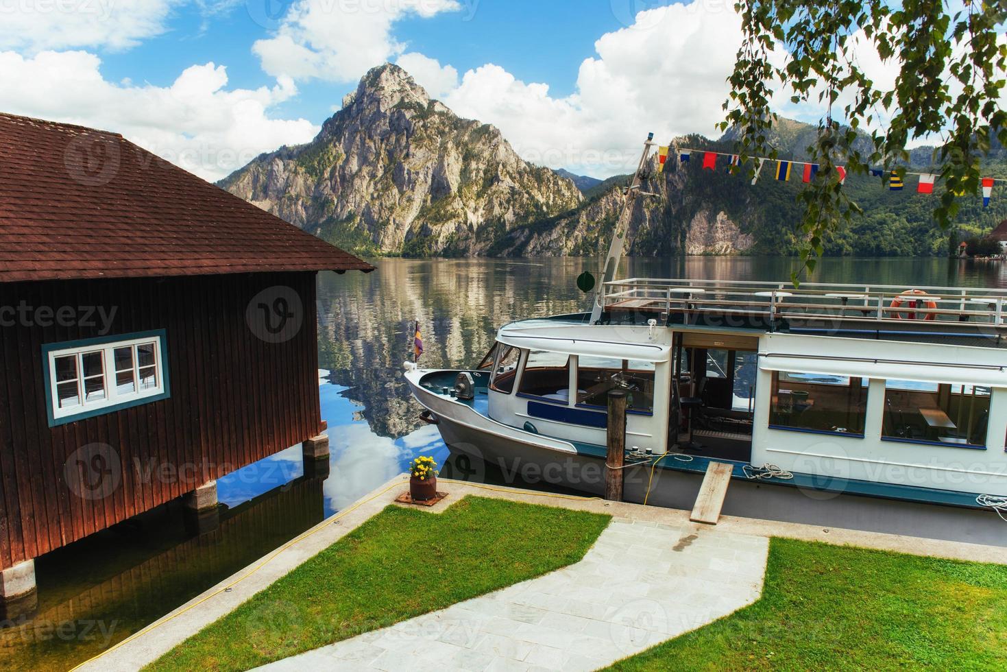 barco em um lago em hallstatt. Áustria foto