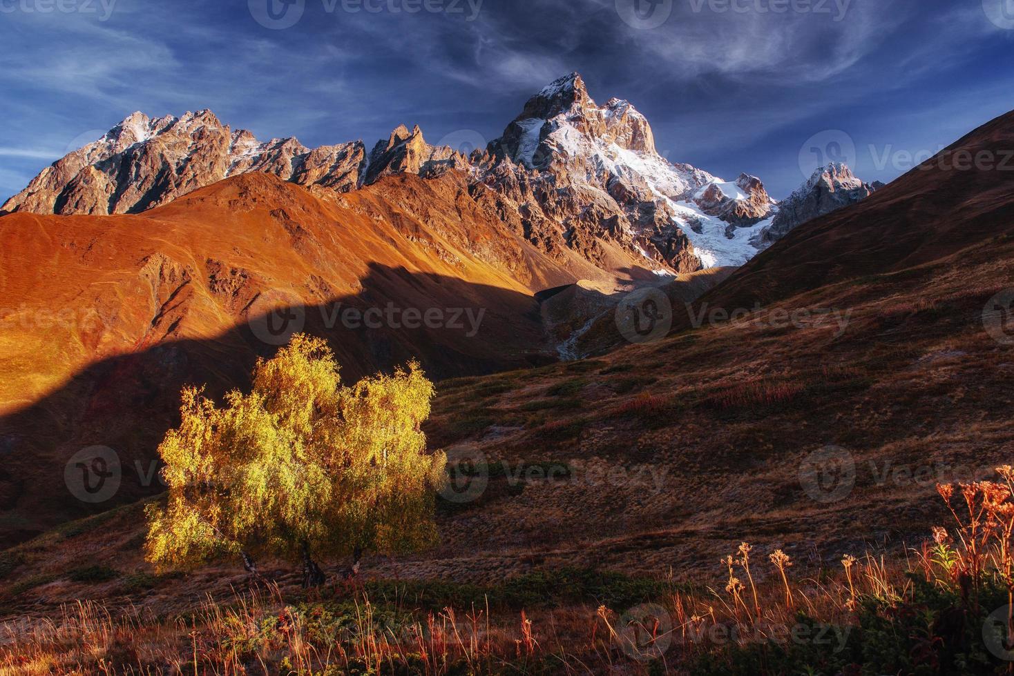 paisagem de outono e picos de montanhas nevadas. foto