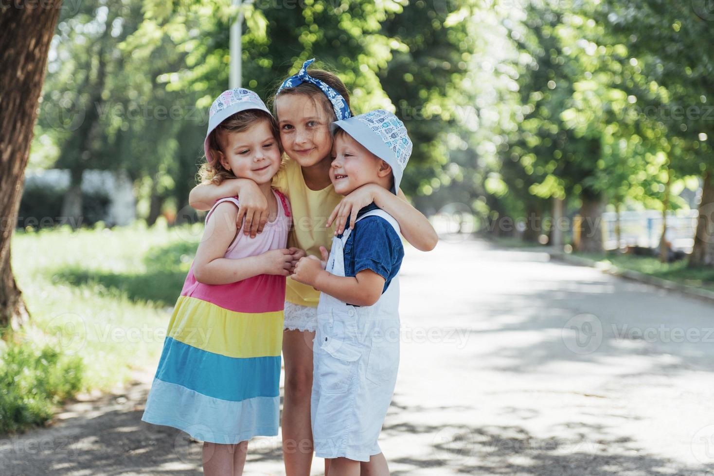 adoráveis crianças bonitas brincando no parque um lindo verão foto