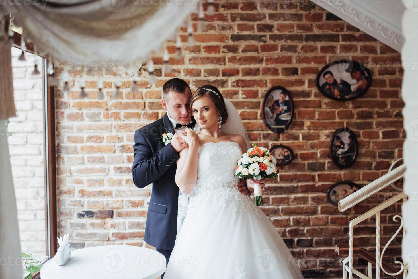 casal de noivos no dia do casamento foto