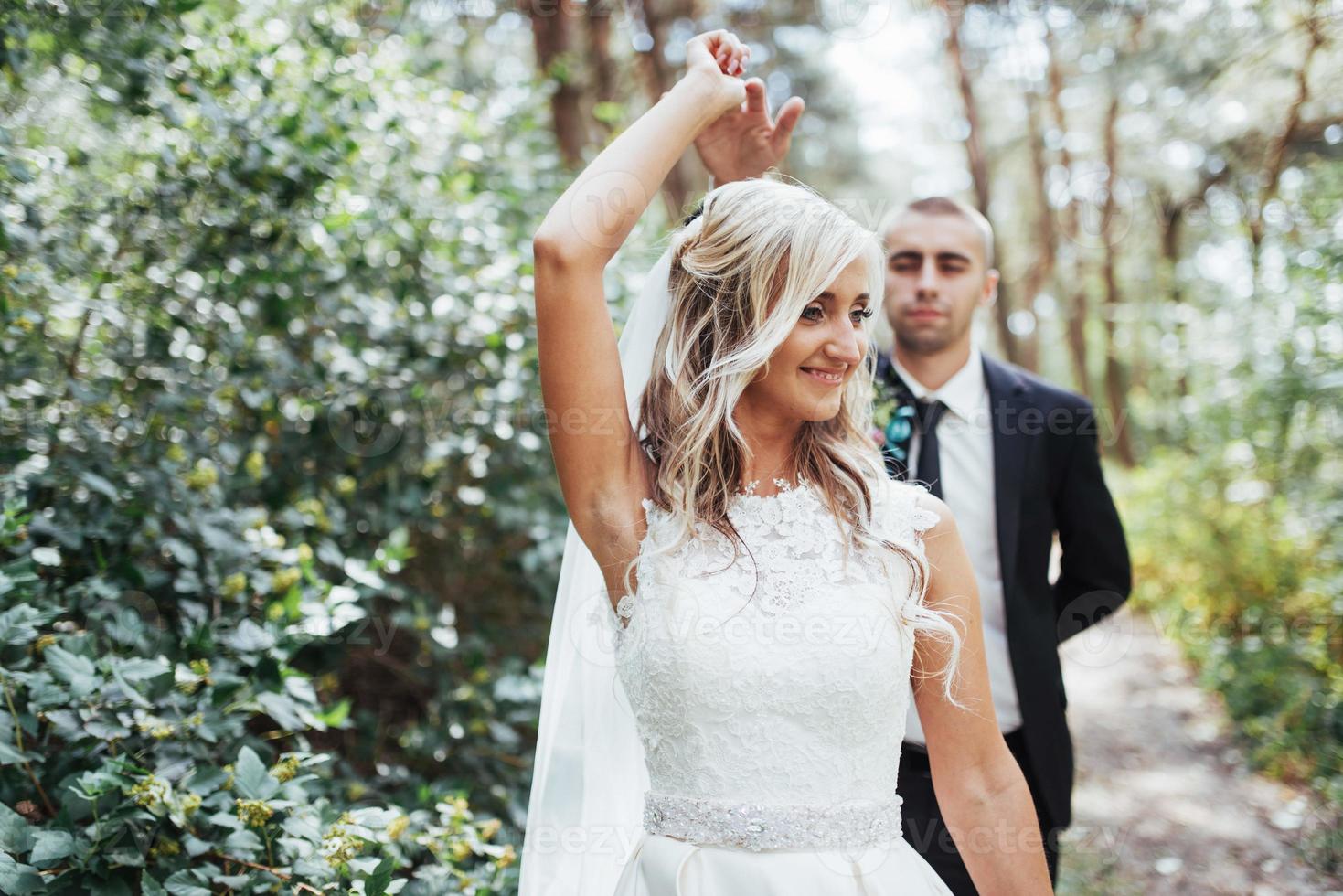 feliz casal jovem posa para fotógrafos em seu dia mais feliz. foto